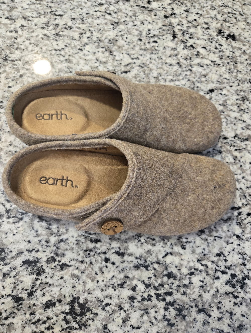 Earth Wool Slip-On Clogs in Heathered Brown Size 9 - Picture 3 of 11
